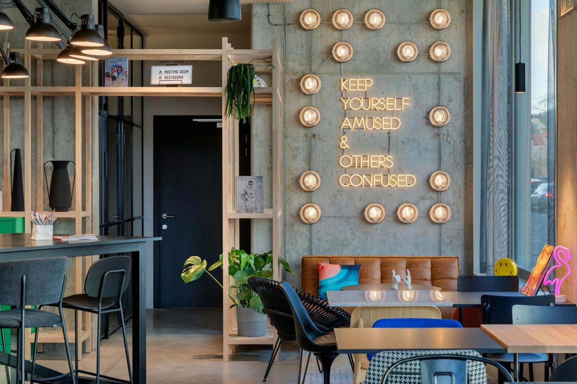 Отель Moxy Антверпен Экстерьер фото