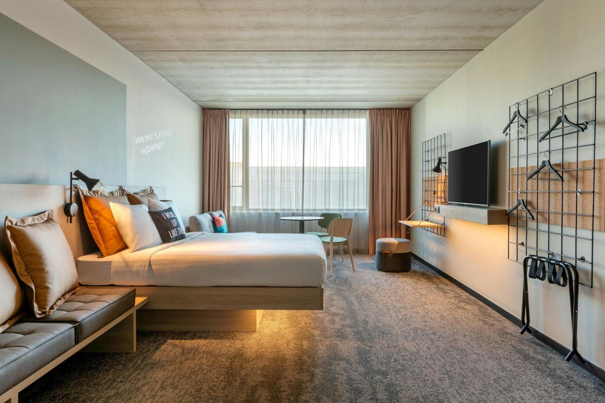 Отель Moxy Антверпен Экстерьер фото