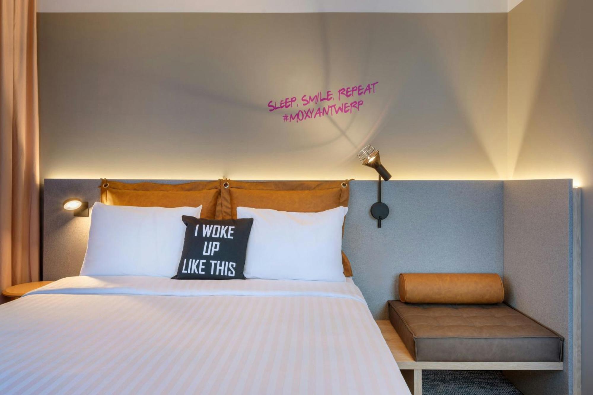 Отель Moxy Антверпен Экстерьер фото