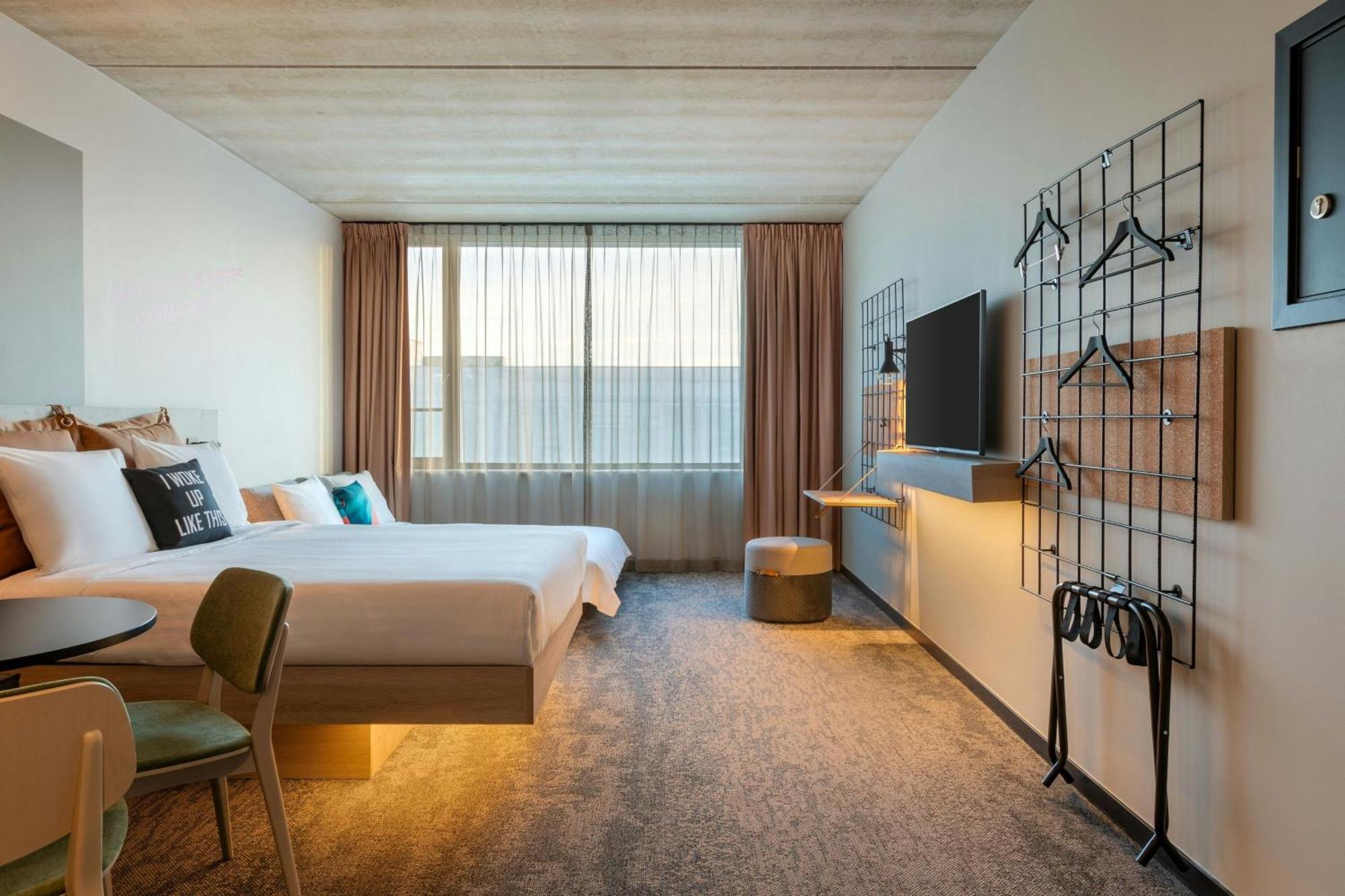 Отель Moxy Антверпен Экстерьер фото