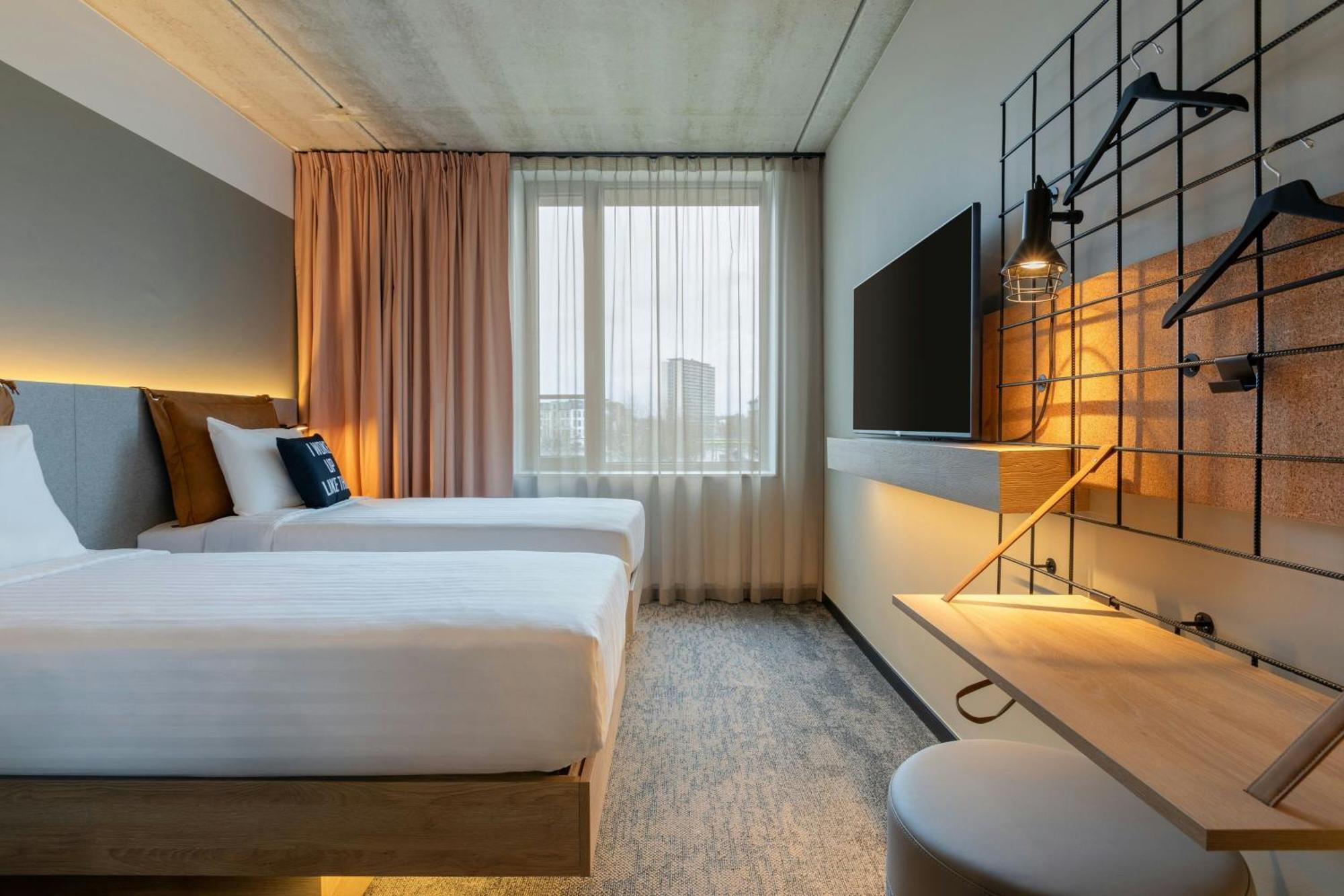 Отель Moxy Антверпен Экстерьер фото